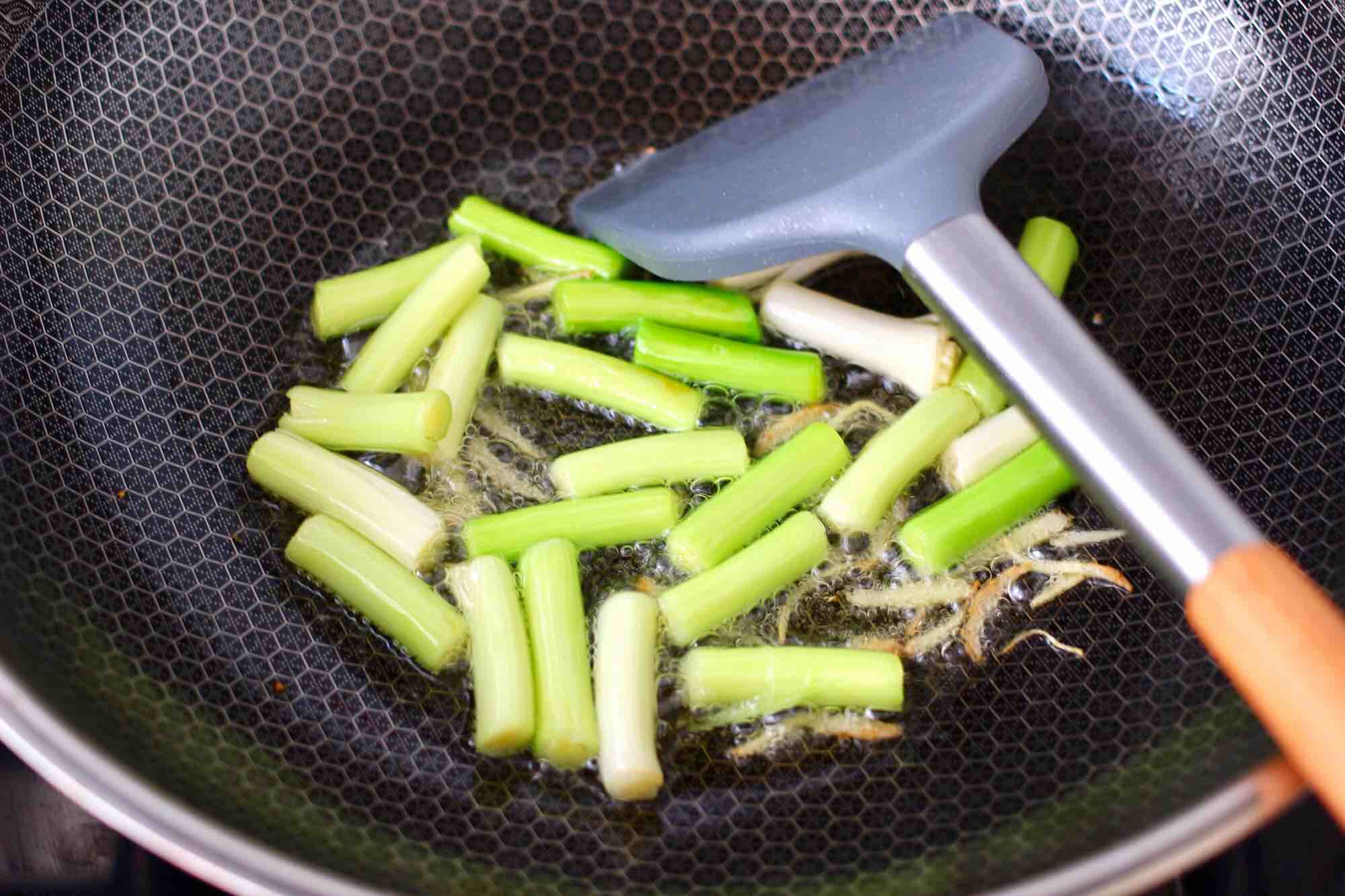 蒜苗爆肝尖的做法-蒜香味爆菜譜-易網(wǎng)健康養(yǎng)生網(wǎng) 蒜苗爆肝尖的做法-蒜香味爆菜譜