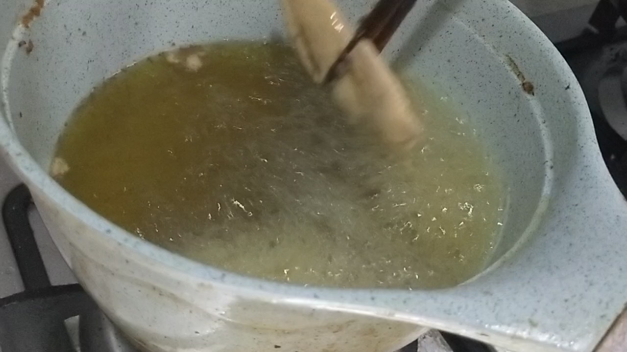 飄香酥炸雞翅尖的做法-家常味炸菜譜-易網(wǎng)健康養(yǎng)生網(wǎng) 飄香酥炸雞翅尖的做法-家常味炸菜譜
