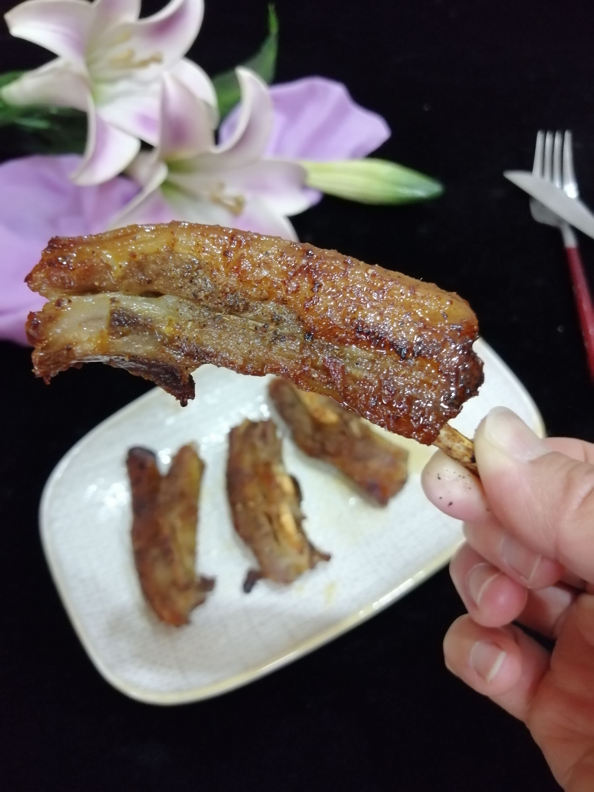 手抓羊排的做法-五香味烤菜譜-易網健康養生網 手抓羊排的做法-五香味烤菜譜