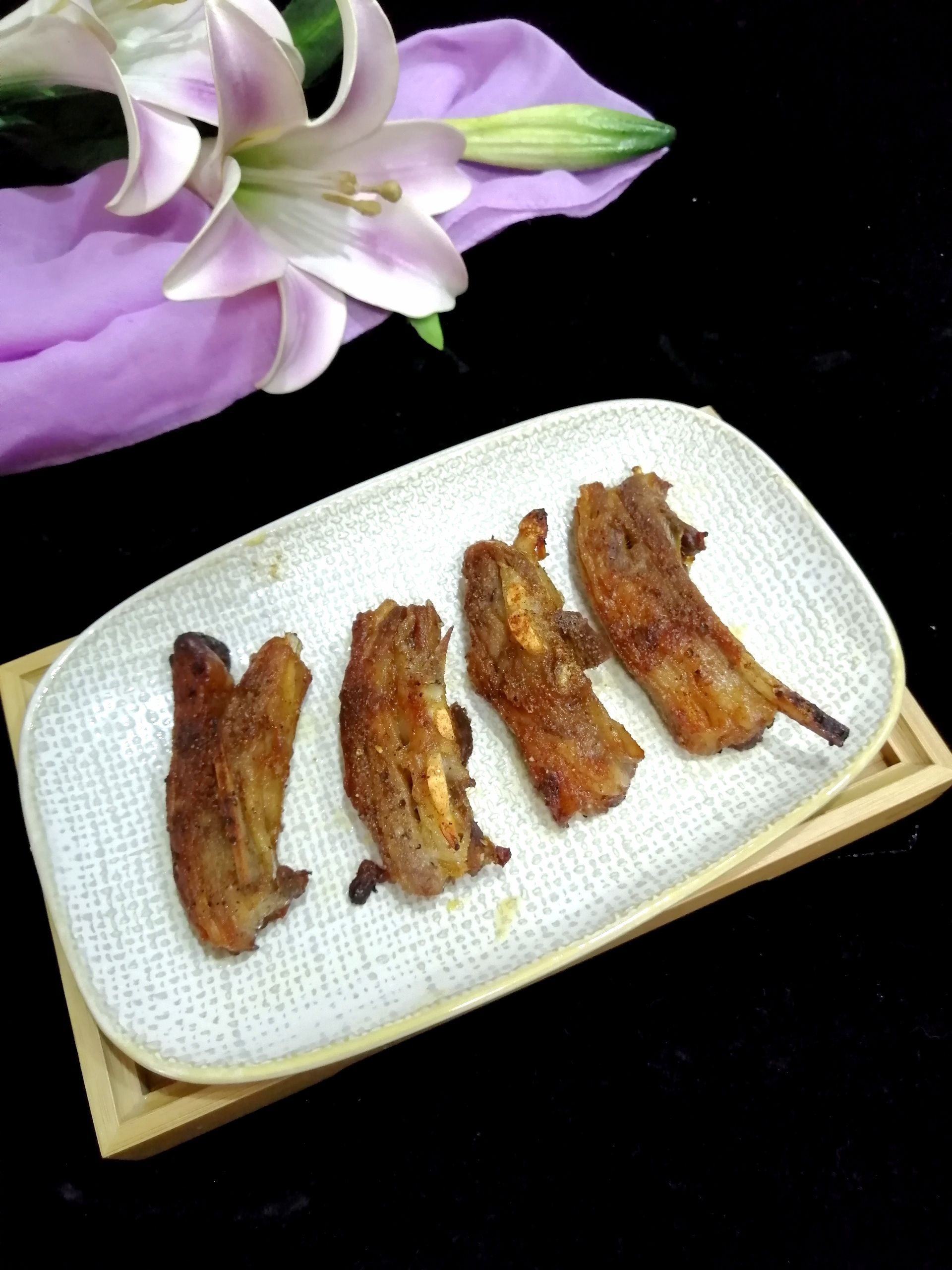手抓羊排的做法-五香味烤菜譜-易網健康養生網 手抓羊排的做法-五香味烤菜譜