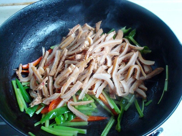 毛芹菜炒牛肚的做法-家常味炒菜譜