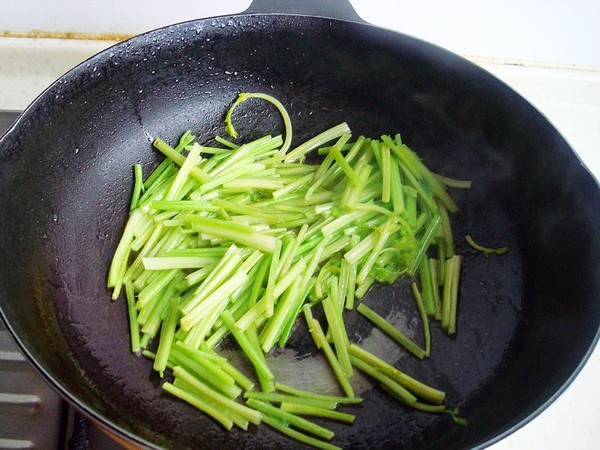 毛芹菜炒牛肚的做法-家常味炒菜譜