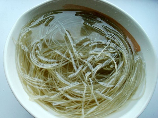 金針菇燴粉條的做法-香辣味燴菜譜-易網健康養(yǎng)生網 金針菇燴粉條的做法-香辣味燴菜譜