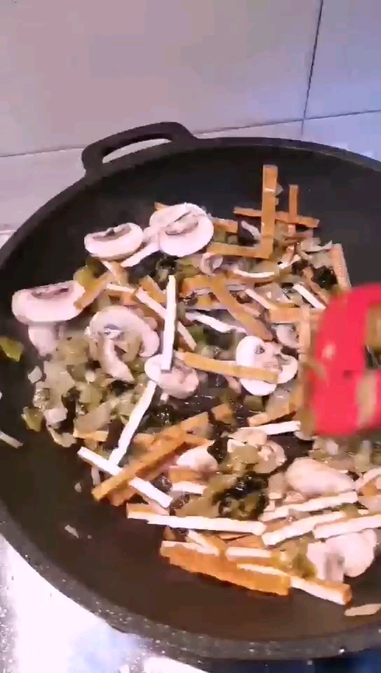 咸菜炒豆干的做法-咸鮮味炒菜譜