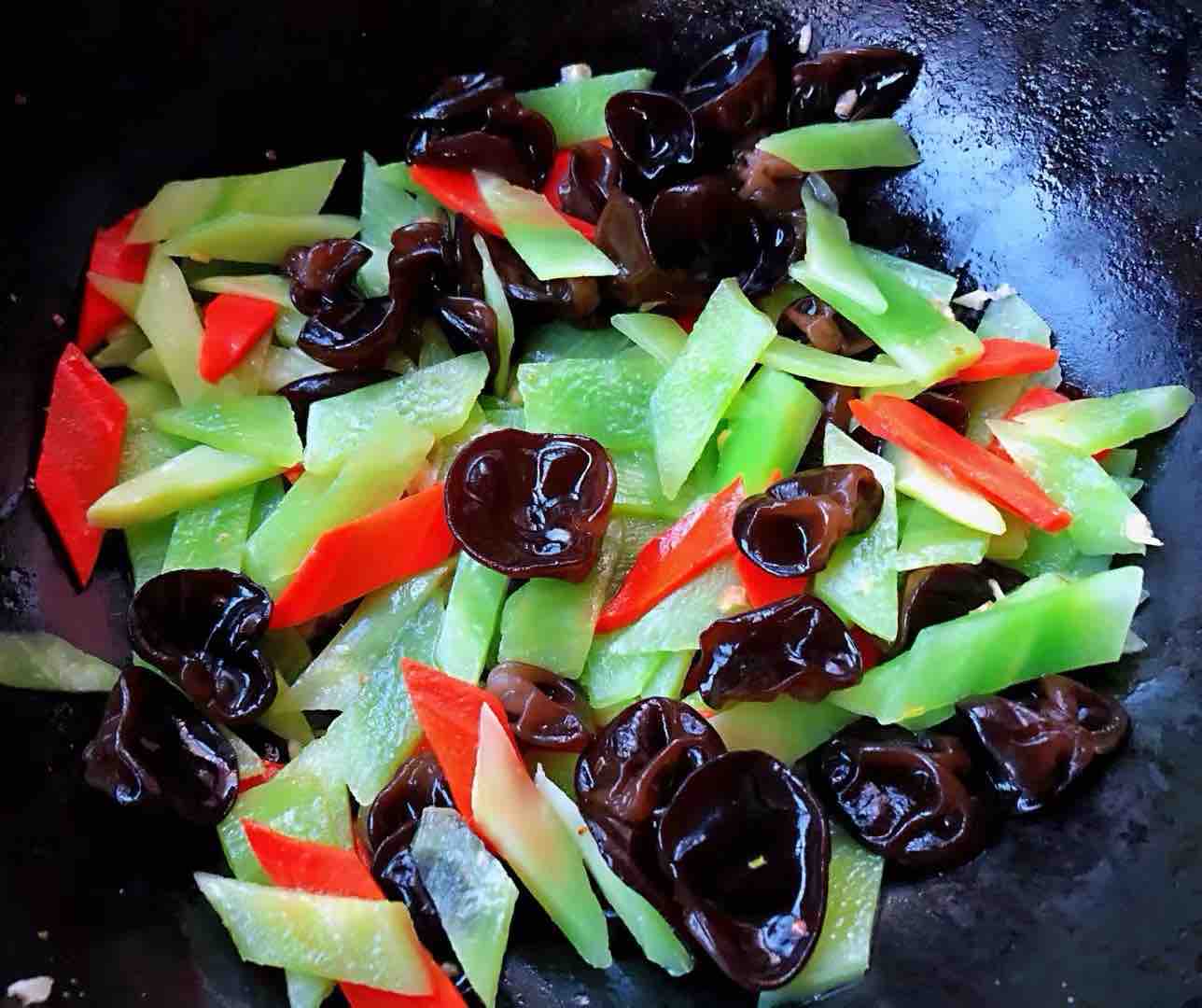 帶子炒萵筍胡蘿卜木耳的做法-咸鮮味炒菜譜-易網健康養生網 帶子炒萵筍胡蘿卜木耳的做法-咸鮮味炒菜譜