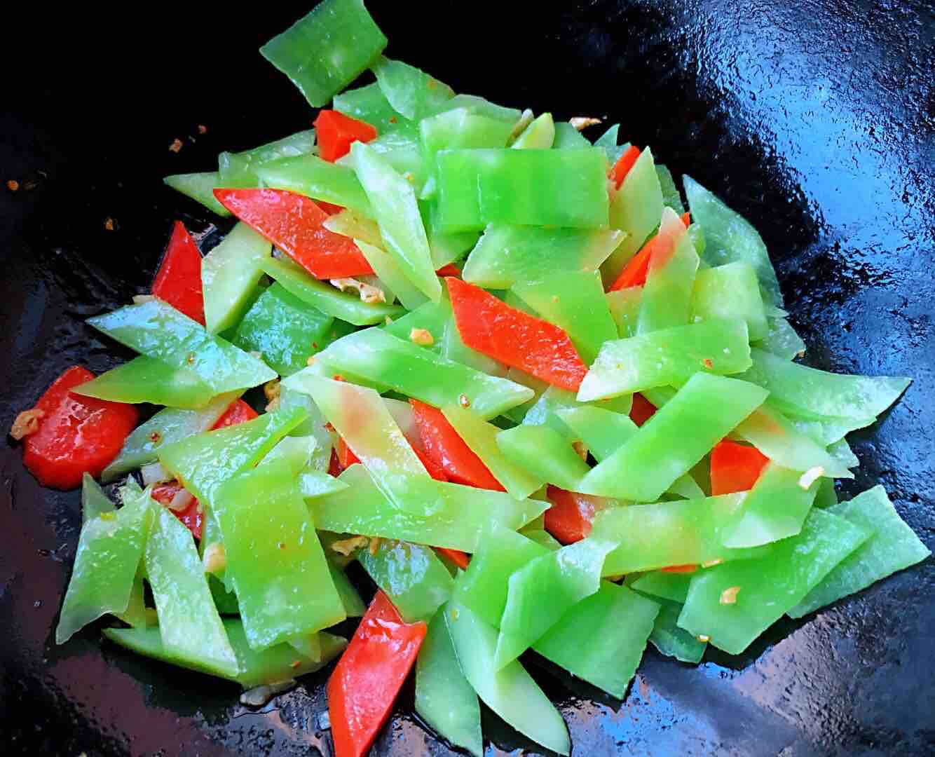 帶子炒萵筍胡蘿卜木耳的做法-咸鮮味炒菜譜-易網健康養生網 帶子炒萵筍胡蘿卜木耳的做法-咸鮮味炒菜譜