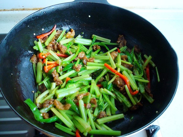 毛芹菜炒油渣的做法-家常味炒菜譜-易網健康養生網 毛芹菜炒油渣的做法-家常味炒菜譜