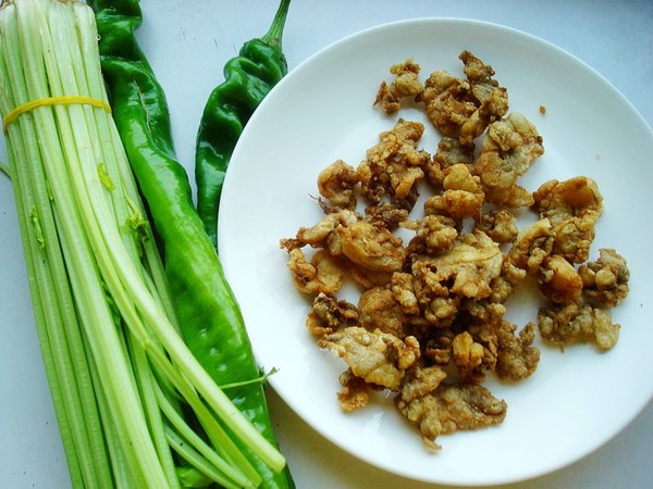 毛芹菜炒油渣的做法-家常味炒菜譜-易網<a href=http://www.aoa7937.com/ target=_blank class=infotextkey>健康養生</a>網 毛芹菜炒油渣的做法-家常味炒菜譜