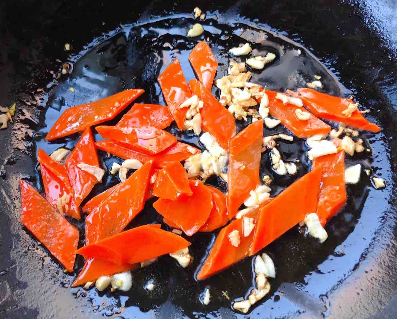 帶子炒萵筍胡蘿卜木耳的做法-咸鮮味炒菜譜-易網健康養生網 帶子炒萵筍胡蘿卜木耳的做法-咸鮮味炒菜譜