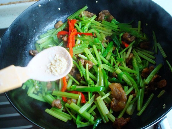 毛芹菜炒油渣的做法-家常味炒菜譜-易網健康養生網 毛芹菜炒油渣的做法-家常味炒菜譜