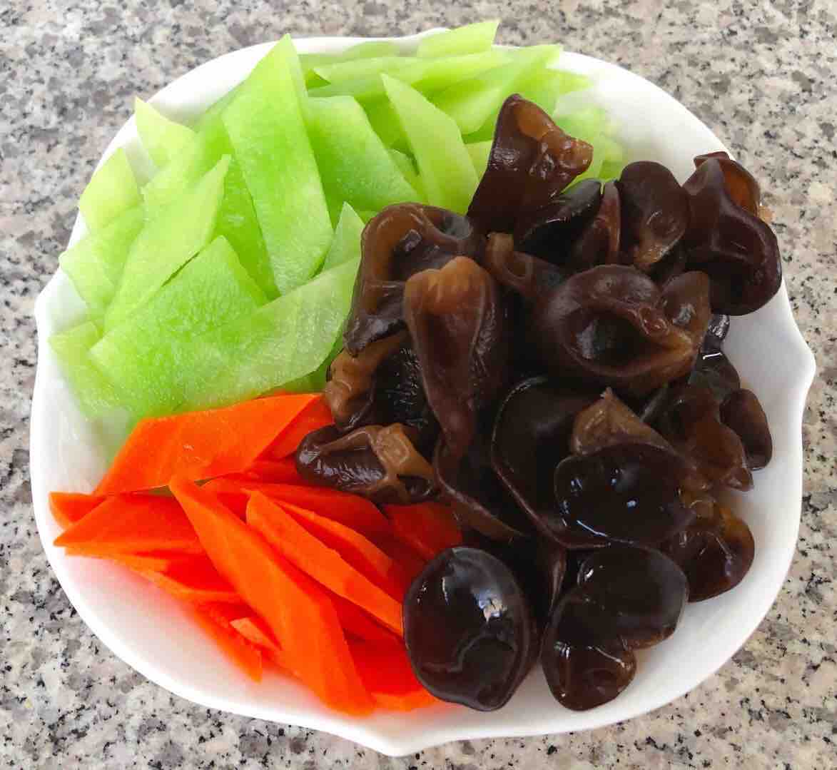 帶子炒萵筍胡蘿卜木耳的做法-咸鮮味炒菜譜-易網健康養生網 帶子炒萵筍胡蘿卜木耳的做法-咸鮮味炒菜譜