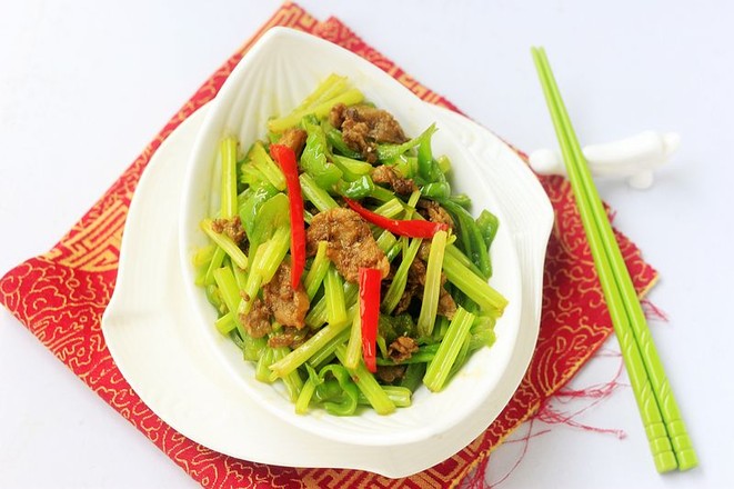 毛芹菜炒油渣的做法-家常味炒菜譜-易網健康養生網 毛芹菜炒油渣的做法-家常味炒菜譜