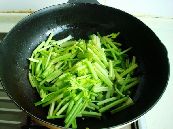 毛芹菜炒油渣的做法-家常味炒菜譜-易網健康養生網 毛芹菜炒油渣的做法-家常味炒菜譜