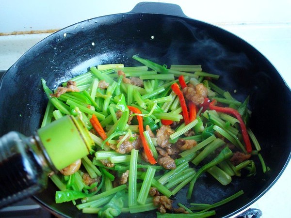 毛芹菜炒油渣的做法-家常味炒菜譜-易網健康養生網 毛芹菜炒油渣的做法-家常味炒菜譜