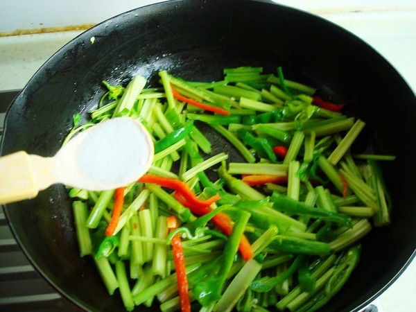 毛芹菜炒油渣的做法-家常味炒菜譜-易網健康養生網 毛芹菜炒油渣的做法-家常味炒菜譜