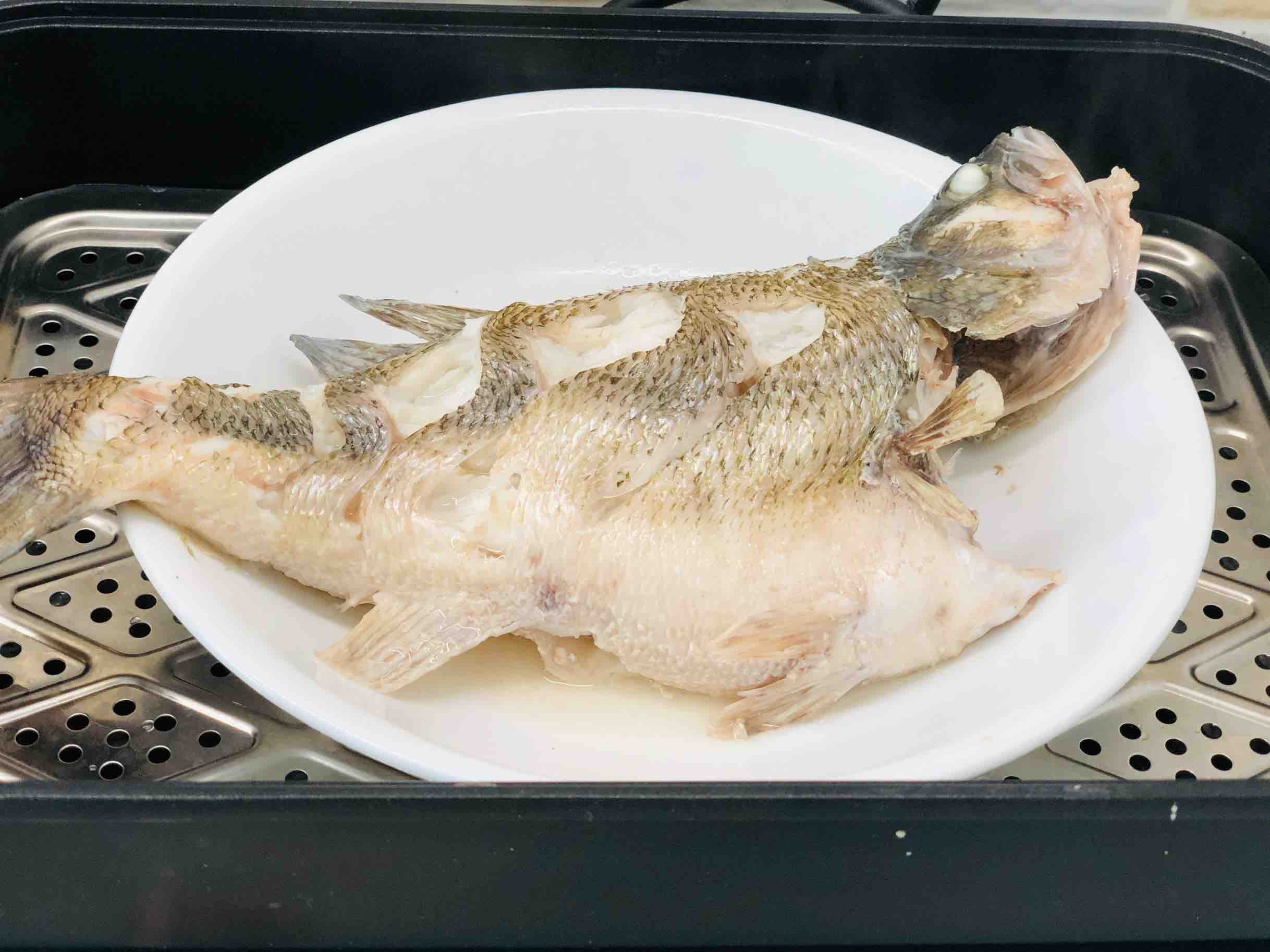 酸辣檸檬蒸鱸魚的做法-酸辣味蒸菜譜