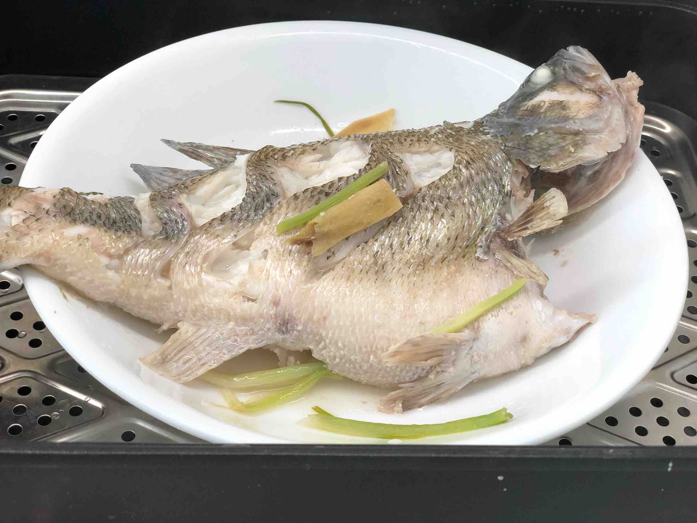 酸辣檸檬蒸鱸魚的做法-酸辣味蒸菜譜