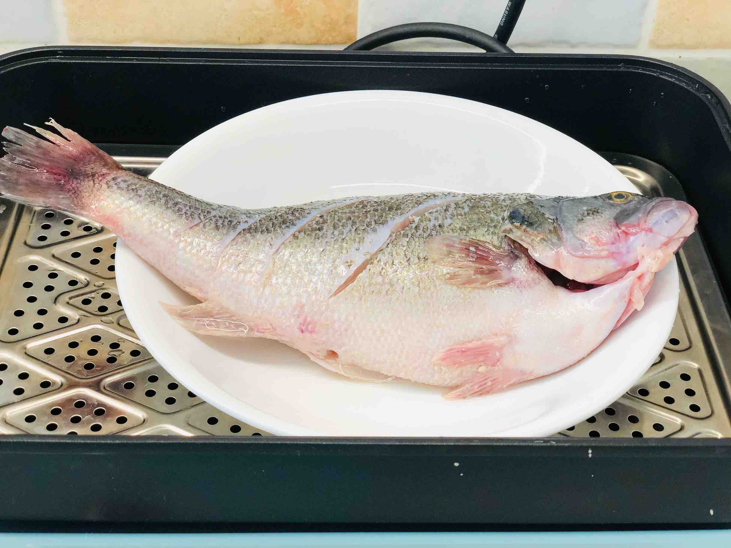 酸辣檸檬蒸鱸魚的做法-酸辣味蒸菜譜