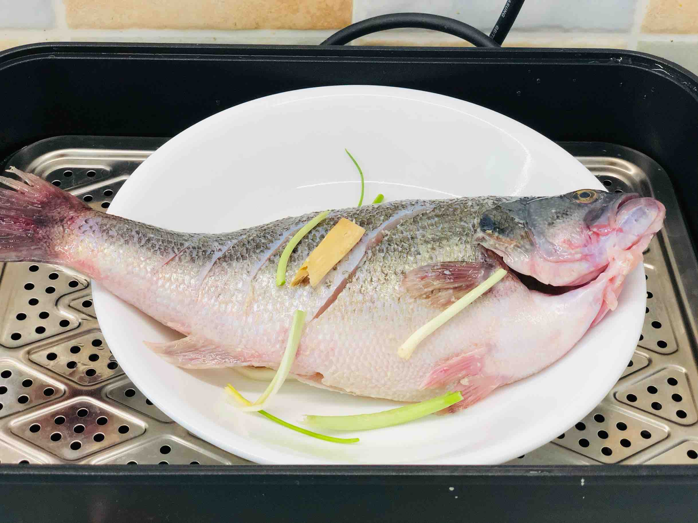 酸辣檸檬蒸鱸魚的做法-酸辣味蒸菜譜