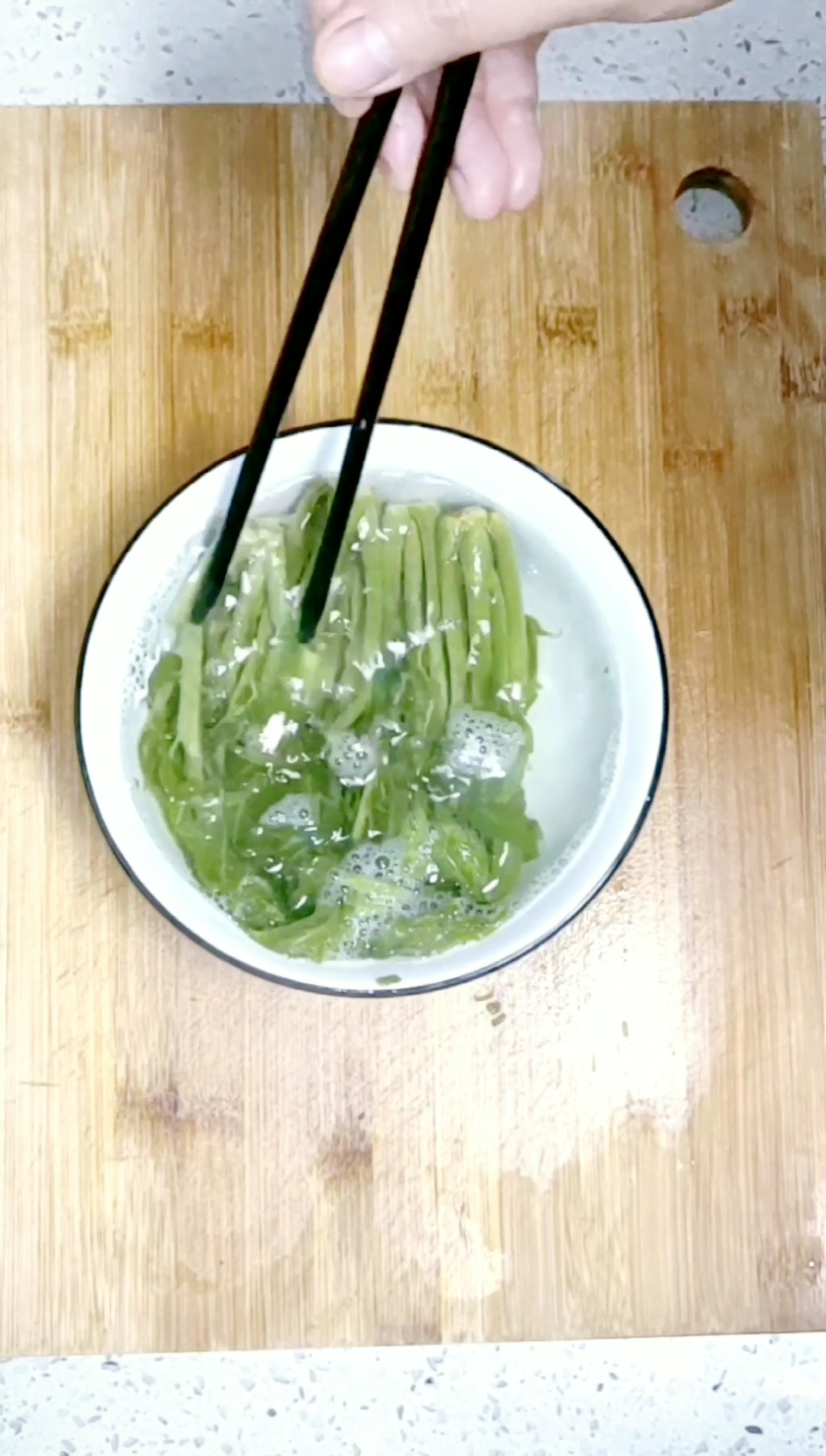 香椿芽炒蛋--春天來了的做法-咸鮮味炒菜譜