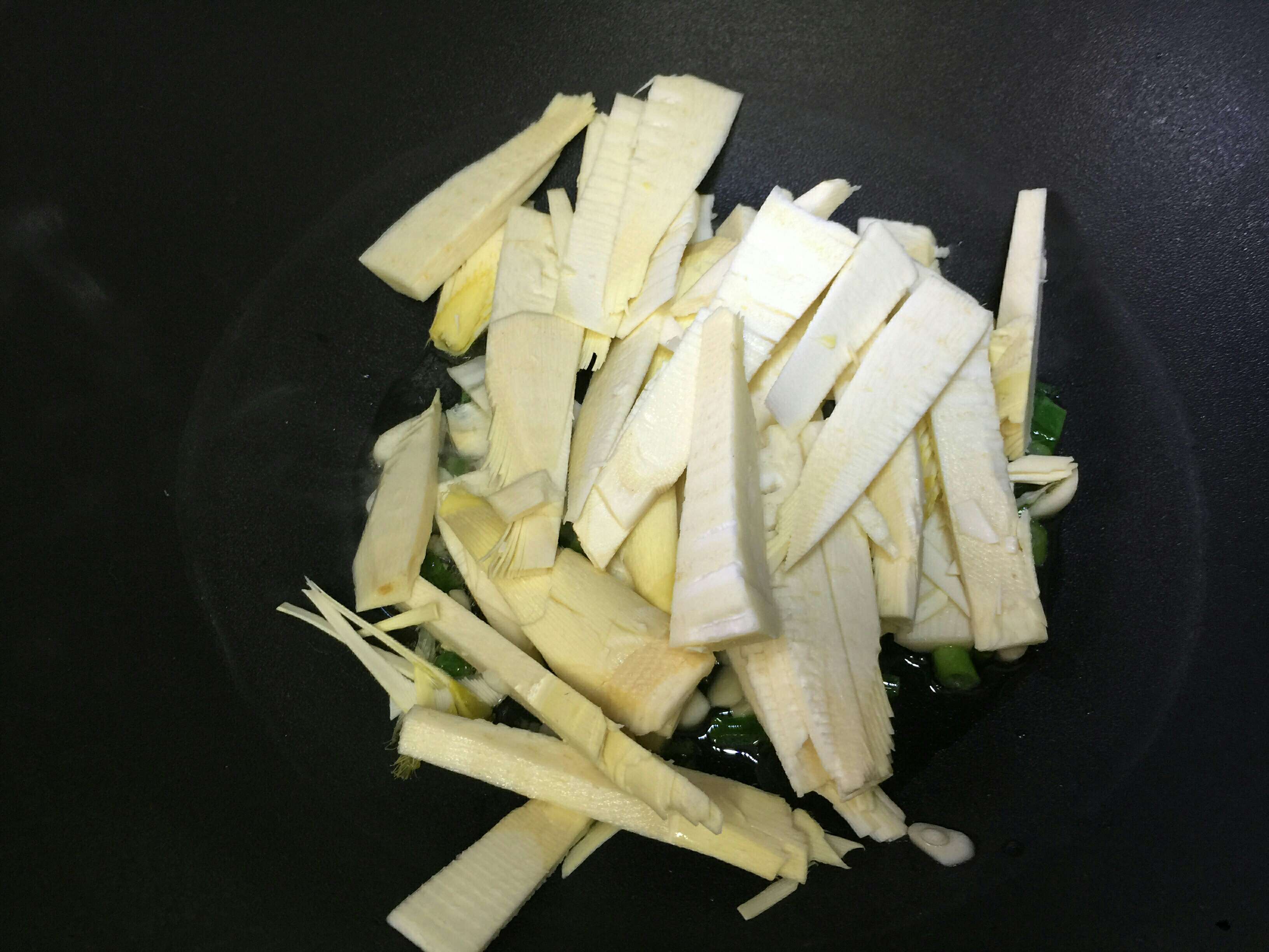 油燜筍的做法-家常味炒菜譜
