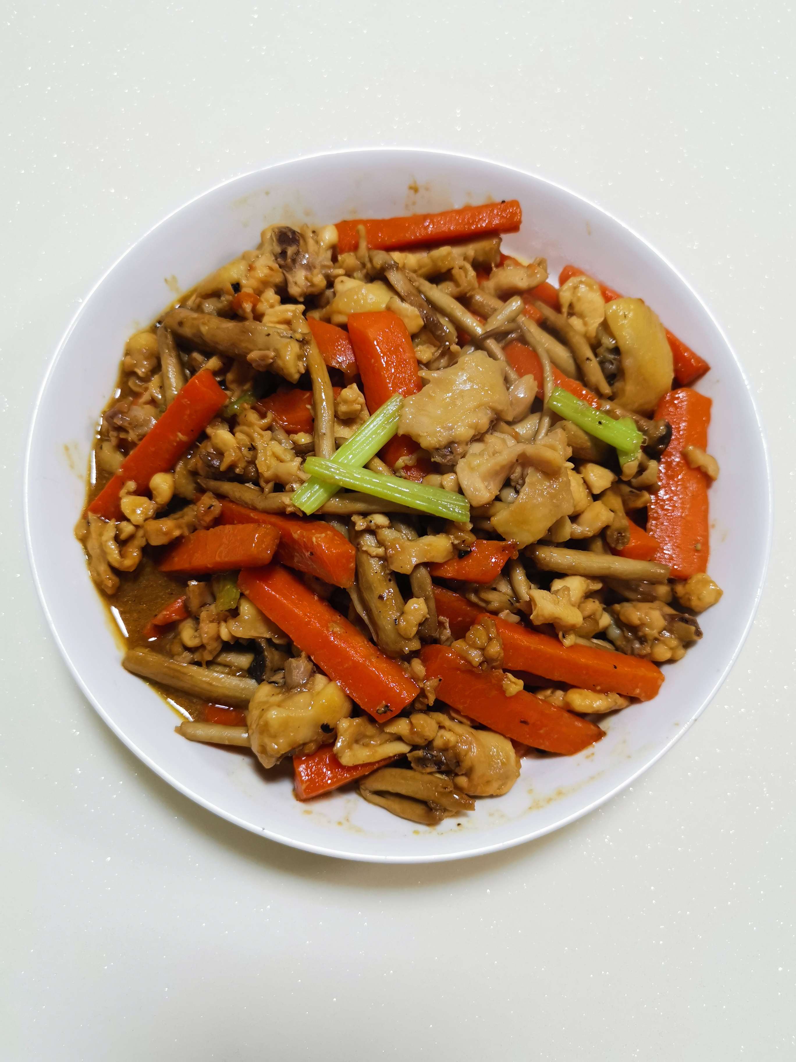 茶樹菇胡蘿卜炒雞肉的做法-家常味炒菜譜
