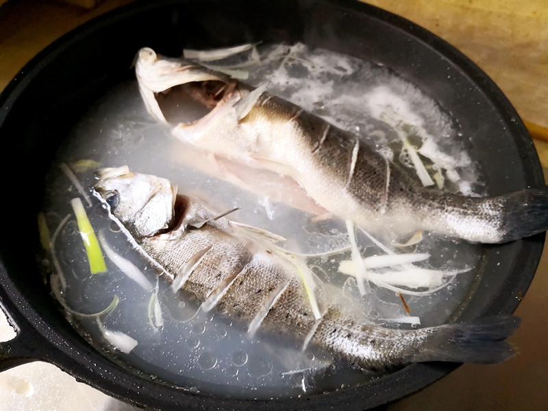 鱸魚燉蘿卜的做法-家常味燉菜譜