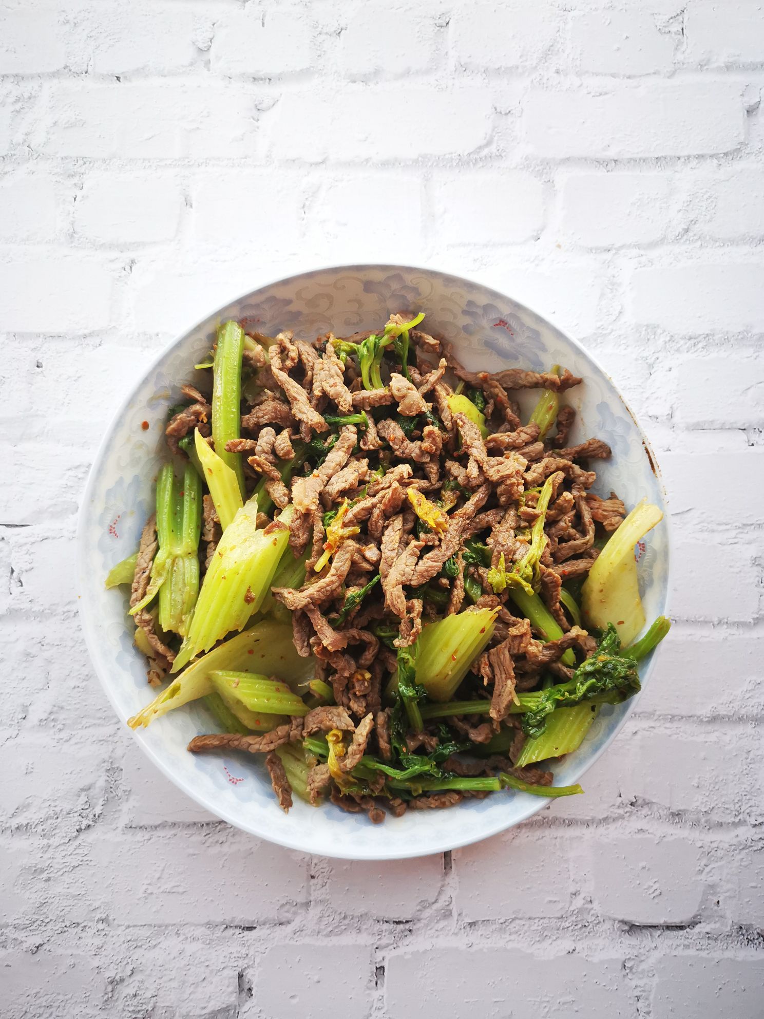 芹菜炒牛肉絲的做法-家常味炒菜譜-易網(wǎng)健康養(yǎng)生網(wǎng) 芹菜炒牛肉絲的做法-家常味炒菜譜