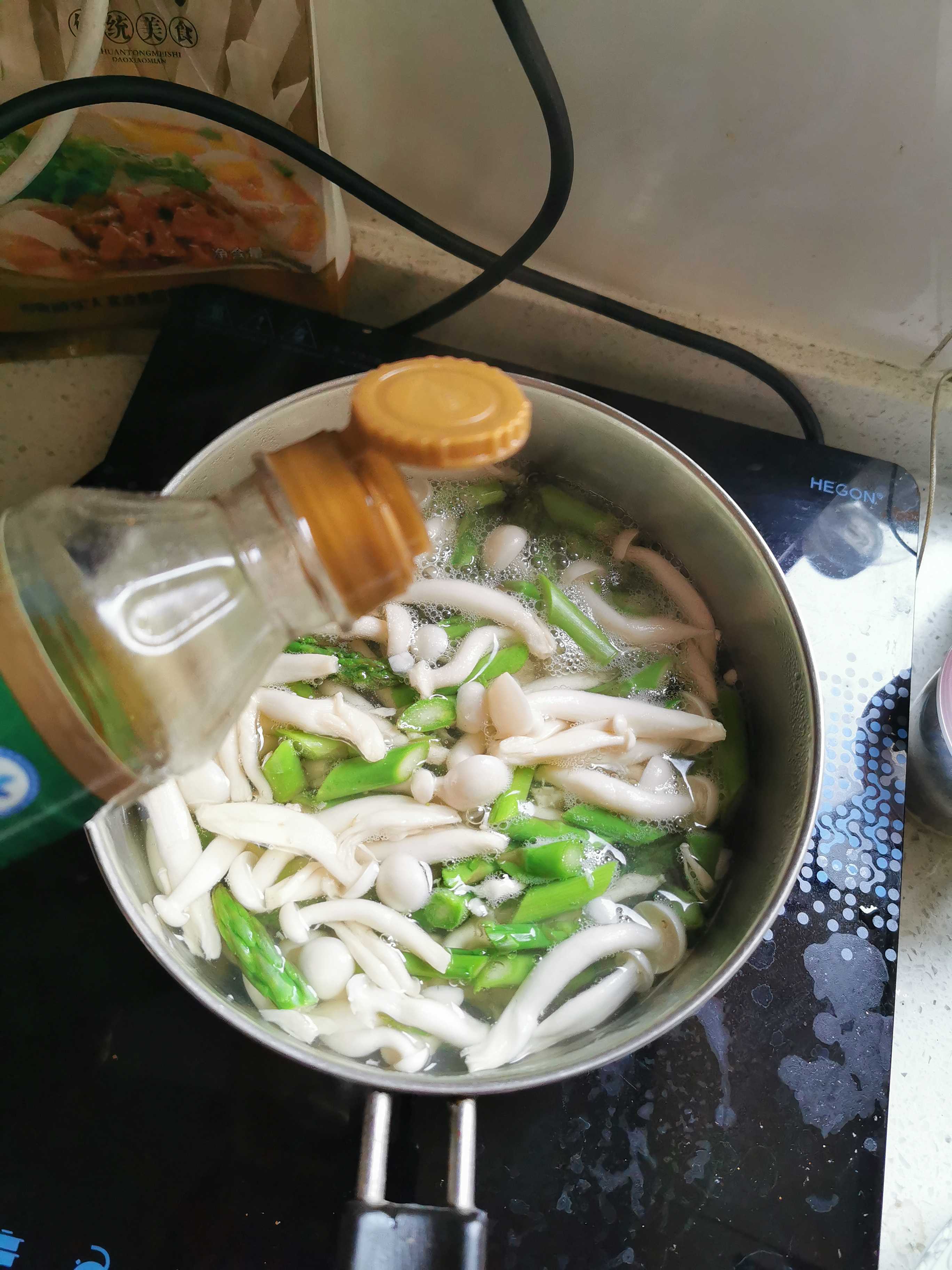 白玉菇炒蘆筍的做法-咸鮮味炒菜譜