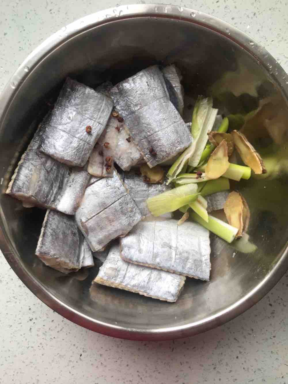 干炸刀魚的做法-咸鮮味炸菜譜-易網<a href=http://www.aoa7937.com/ target=_blank class=infotextkey>健康養生</a>網 干炸刀魚的做法-咸鮮味炸菜譜