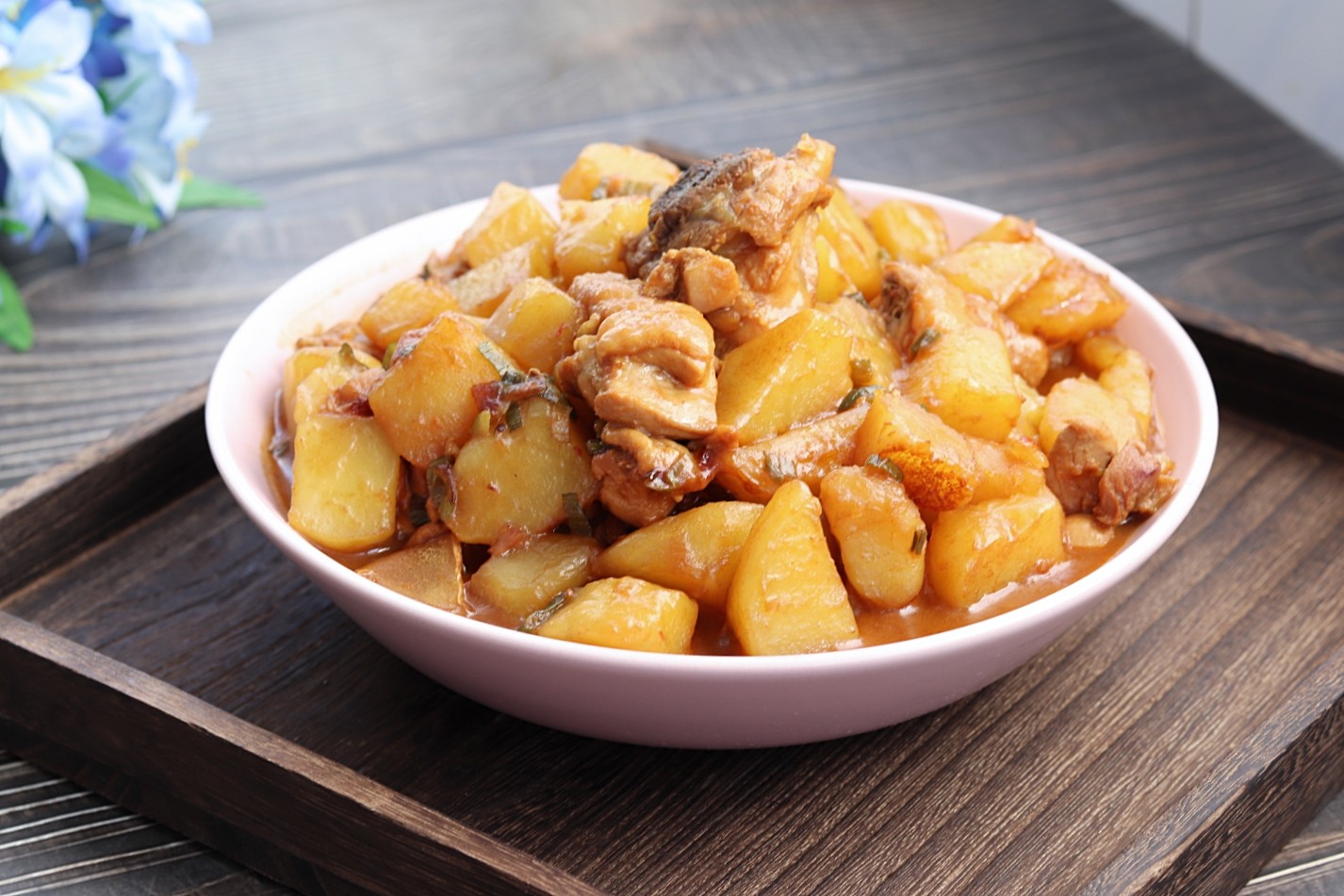 醬香土豆雞塊的家常做法,土豆的軟糯配上雞肉的湯汁,營養(yǎng)又好吃的做法-家常味燉菜譜-易網(wǎng)健康養(yǎng)生網(wǎng) 醬香土豆雞塊的家常做法,土豆的軟糯配上雞肉的湯汁,營養(yǎng)又好吃的做法-家常味燉菜譜