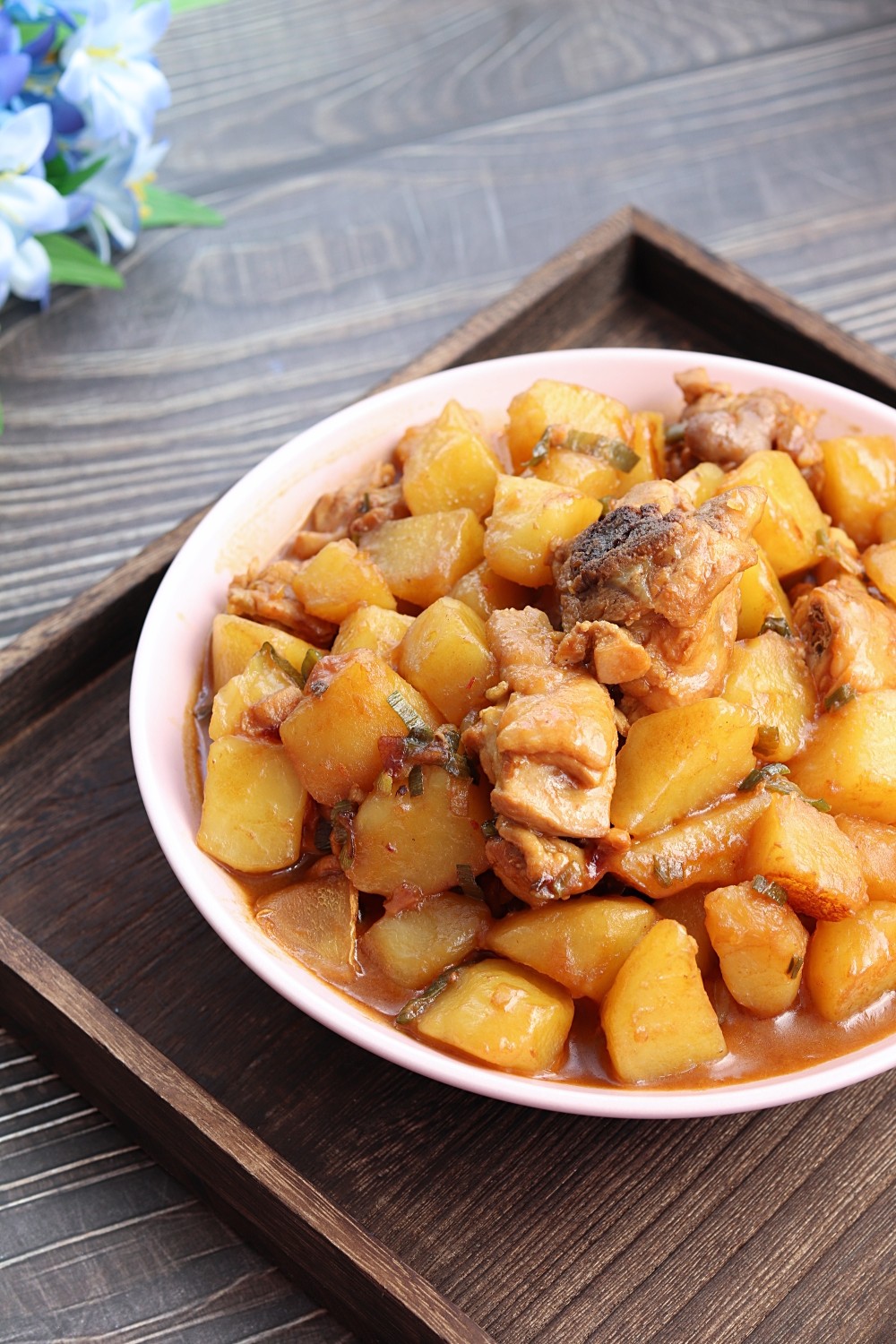醬香土豆雞塊的家常做法,土豆的軟糯配上雞肉的湯汁,營養(yǎng)又好吃的做法-家常味燉菜譜-易網(wǎng)健康養(yǎng)生網(wǎng) 醬香土豆雞塊的家常做法,土豆的軟糯配上雞肉的湯汁,營養(yǎng)又好吃的做法-家常味燉菜譜