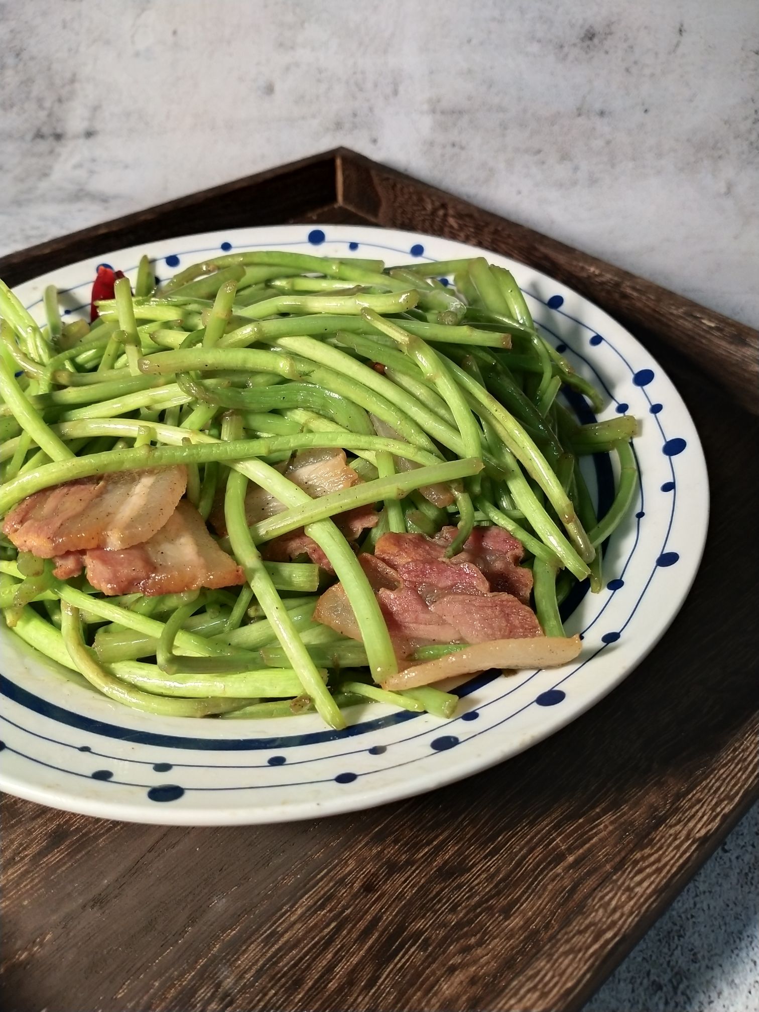 藜蒿炒臘肉的做法-家常味炒菜譜-易網健康養生網 藜蒿炒臘肉的做法-家常味炒菜譜