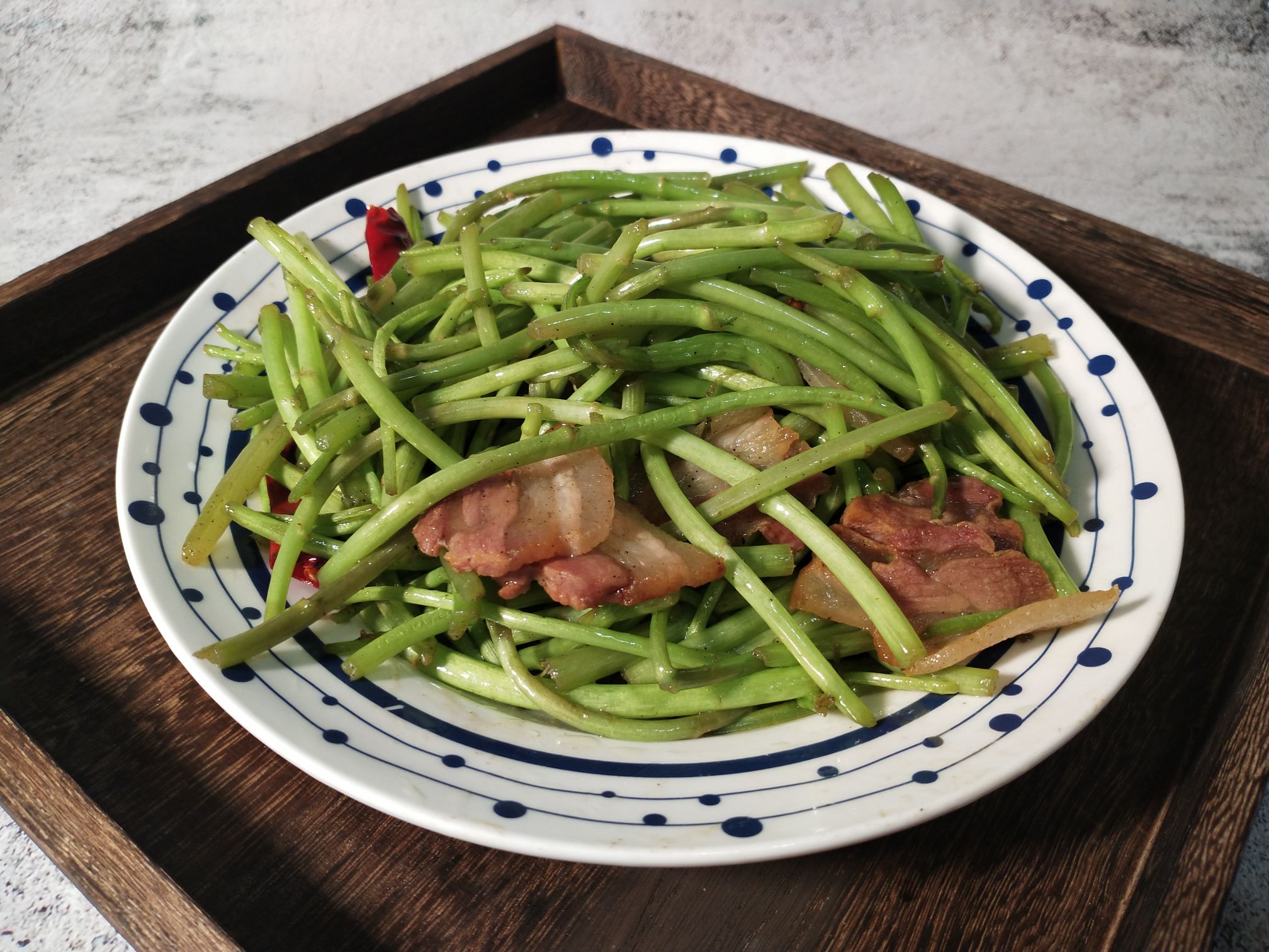 藜蒿炒臘肉的做法-家常味炒菜譜