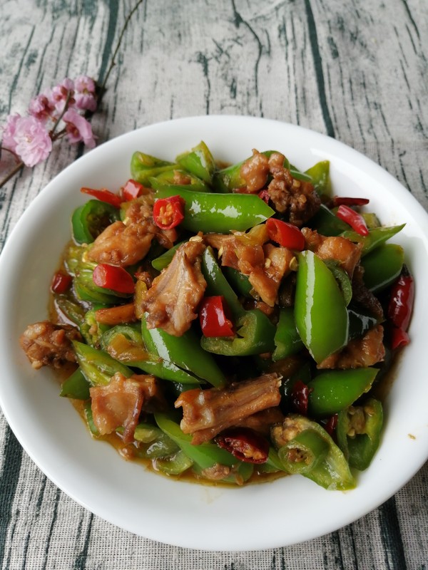 青椒炒兔肉的做法-香辣味炒菜譜-易網健康養生網 青椒炒兔肉的做法-香辣味炒菜譜