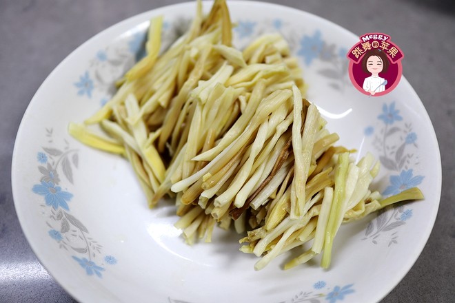 炒苜蓿肉的做法-家常味炒菜譜-易網健康養生網 炒苜蓿肉的做法-家常味炒菜譜