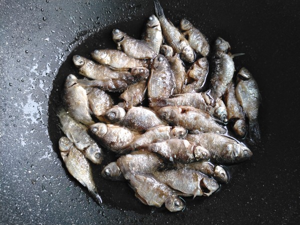 香辣小鯽魚的做法-香辣味炒菜譜