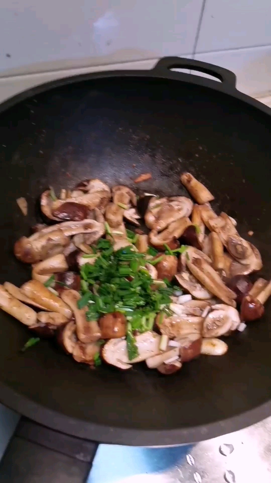 干煸松茸的做法-家常味煎菜譜