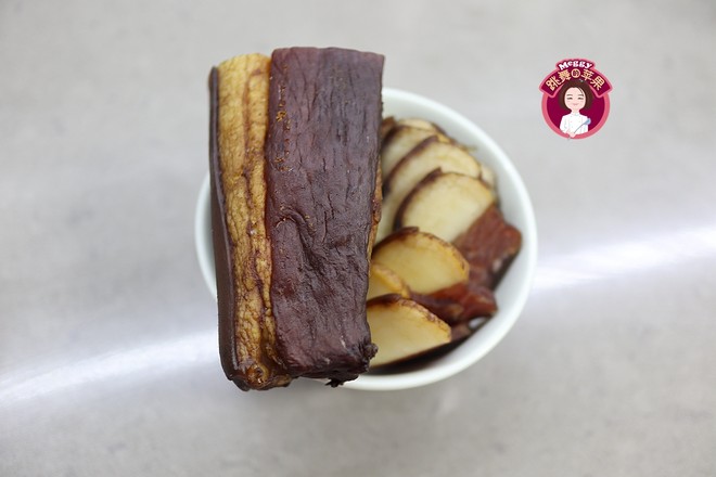 臘肉燜春筍的做法-咸鮮味燜菜譜-易網<a href=http://www.aoa7937.com/ target=_blank class=infotextkey>健康養生</a>網 臘肉燜春筍的做法-咸鮮味燜菜譜