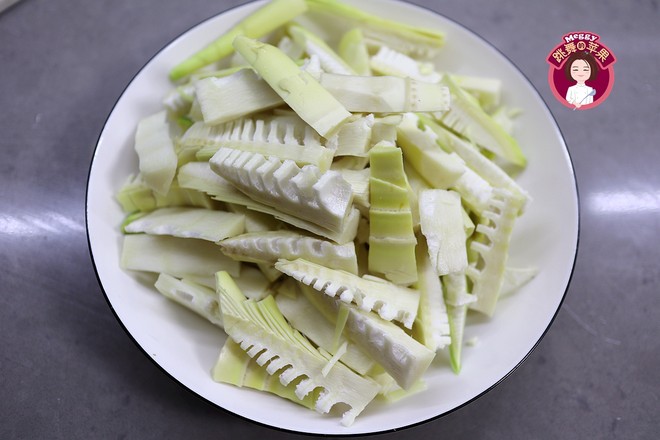 臘肉燜春筍的做法-咸鮮味燜菜譜-易網健康養生網 臘肉燜春筍的做法-咸鮮味燜菜譜