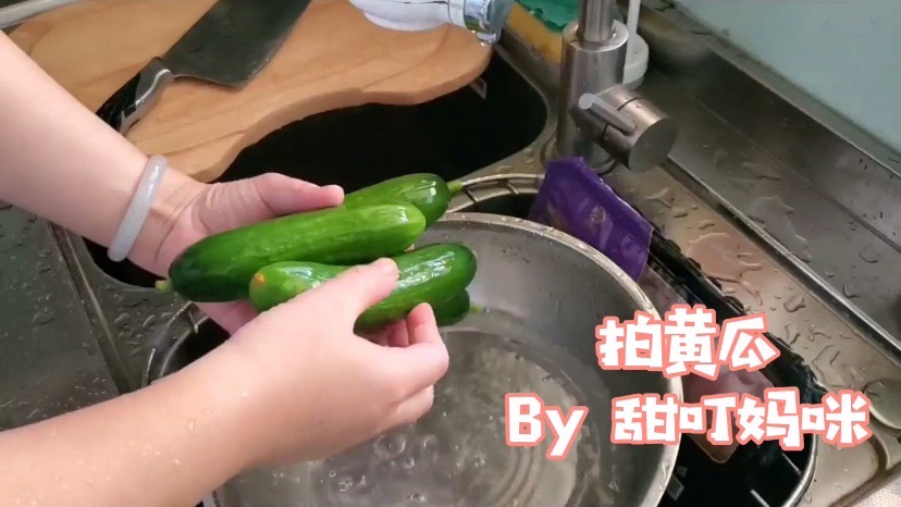 簡單的拍黃瓜的做法-酸辣味拌菜譜-易網<a href=http://www.aoa7937.com/ target=_blank class=infotextkey>健康養生</a>網 簡單的拍黃瓜的做法-酸辣味拌菜譜