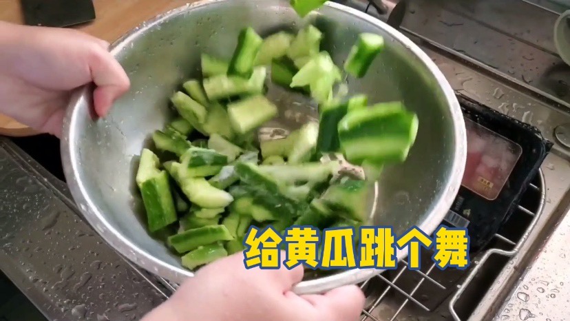 簡單的拍黃瓜的做法-酸辣味拌菜譜-易網健康養生網 簡單的拍黃瓜的做法-酸辣味拌菜譜