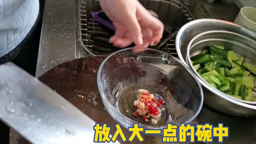簡單的拍黃瓜的做法-酸辣味拌菜譜-易網健康養生網 簡單的拍黃瓜的做法-酸辣味拌菜譜