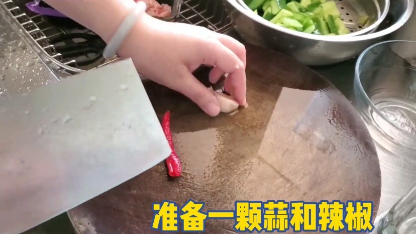 簡單的拍黃瓜的做法-酸辣味拌菜譜-易網健康養生網 簡單的拍黃瓜的做法-酸辣味拌菜譜
