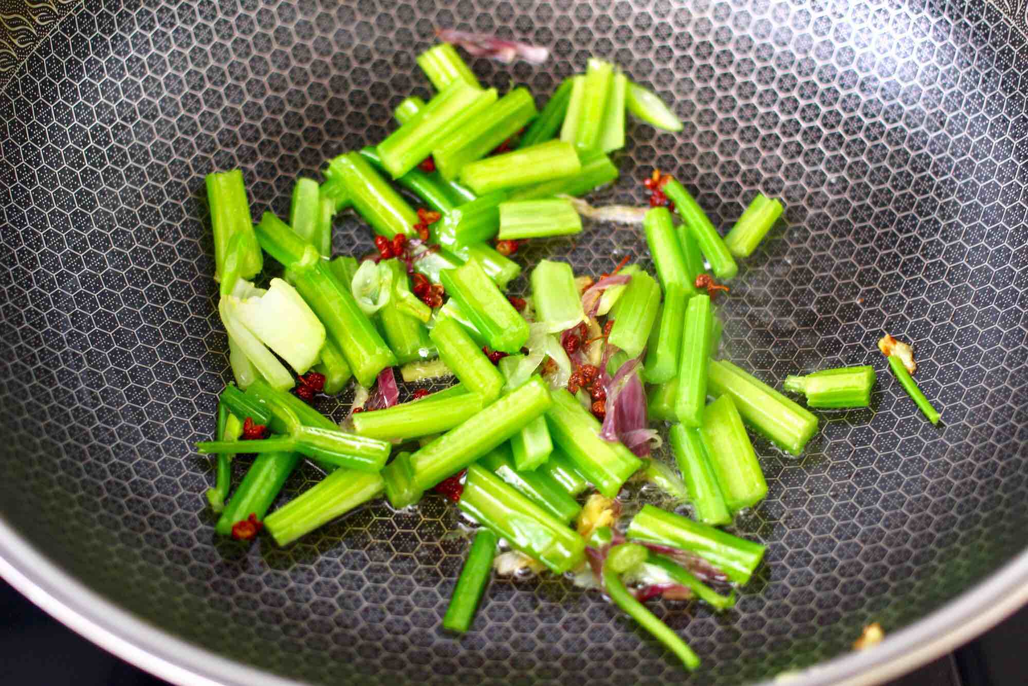 香脆椒干煸黃花魚的做法-香辣味干煸菜譜-易網健康養生網 香脆椒干煸黃花魚的做法-香辣味干煸菜譜