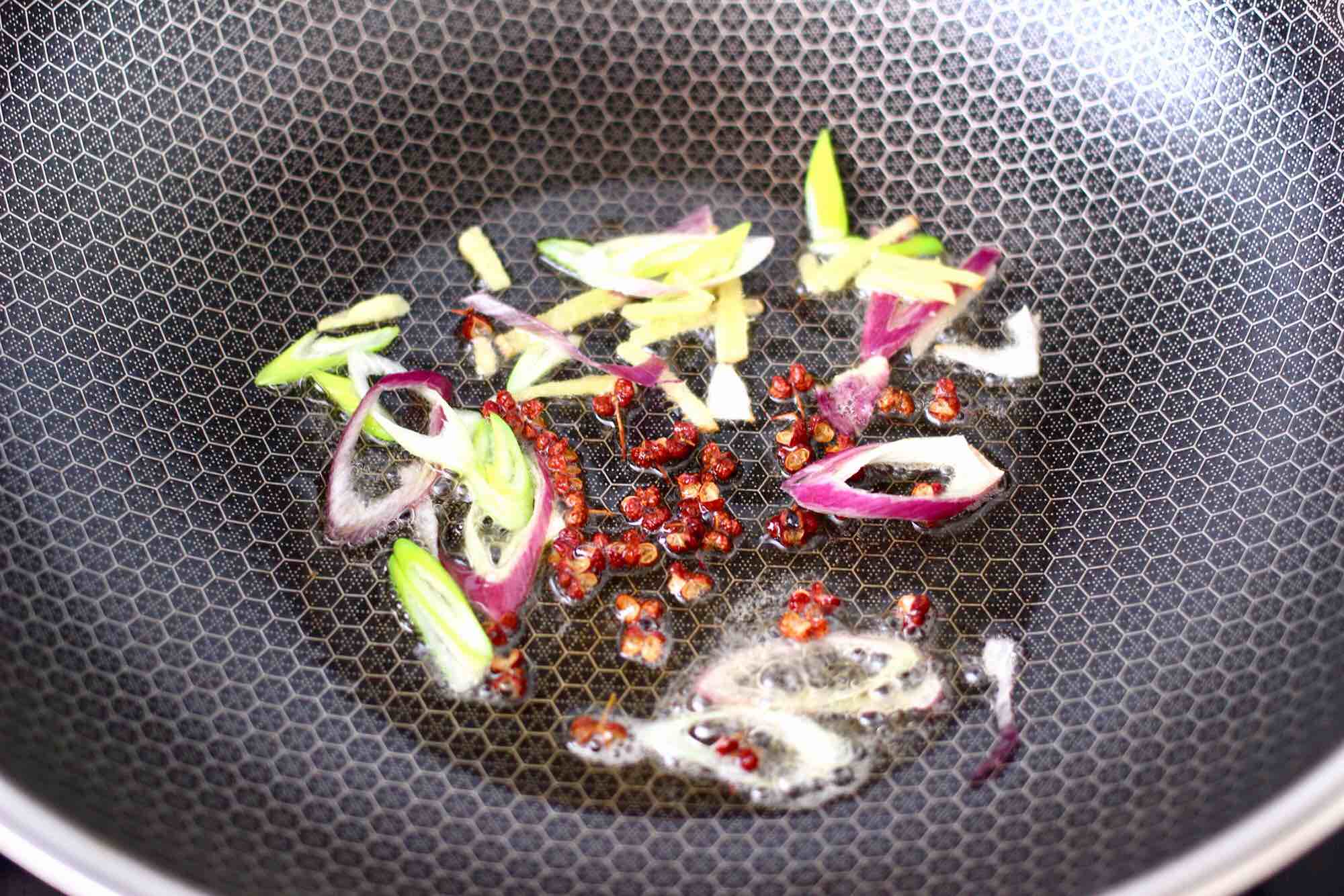 香脆椒干煸黃花魚的做法-香辣味干煸菜譜-易網健康養生網 香脆椒干煸黃花魚的做法-香辣味干煸菜譜