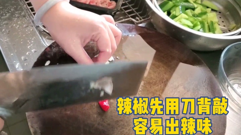 簡單的拍黃瓜的做法-酸辣味拌菜譜-易網健康養生網 簡單的拍黃瓜的做法-酸辣味拌菜譜