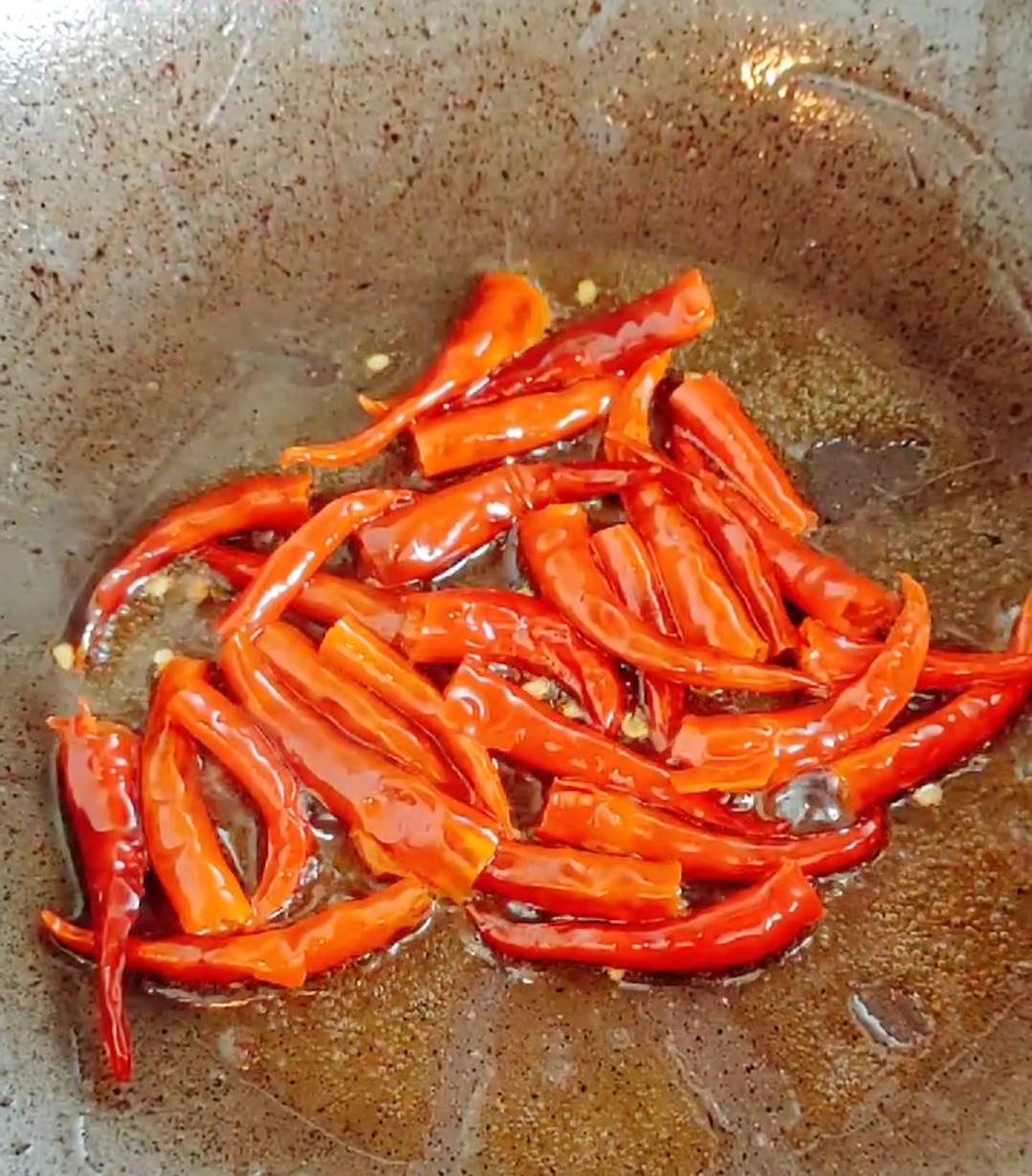 麻辣賽肥腸的做法-麻辣味炒菜譜