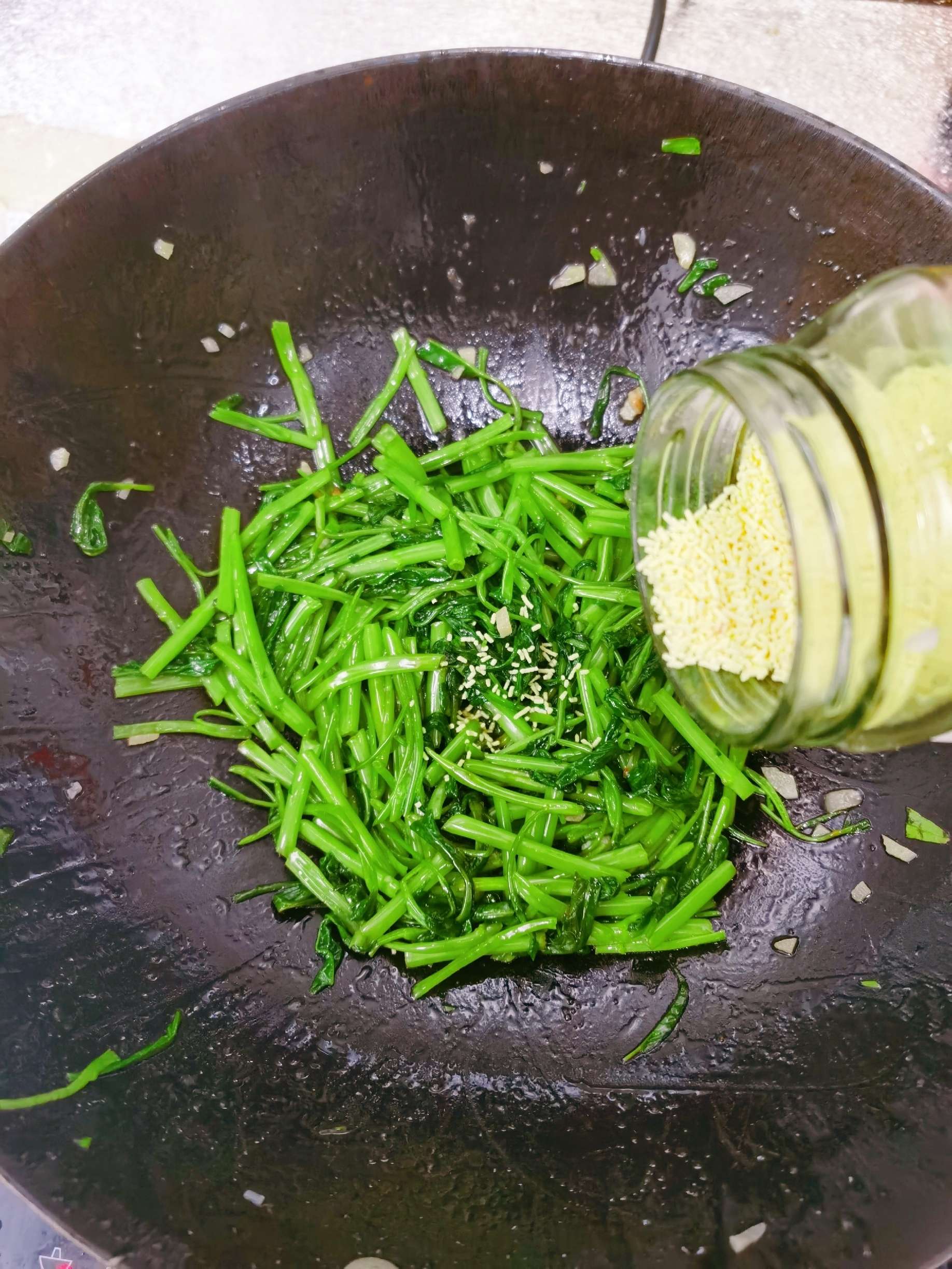 爆炒空心菜的做法-咸鮮味炒菜譜