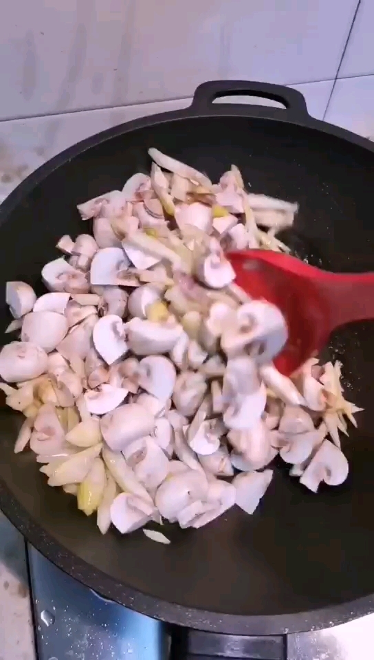 春筍炒香腸的做法-家常味炒菜譜